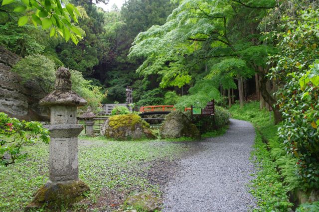 奥に進むと登山道入り口へ。