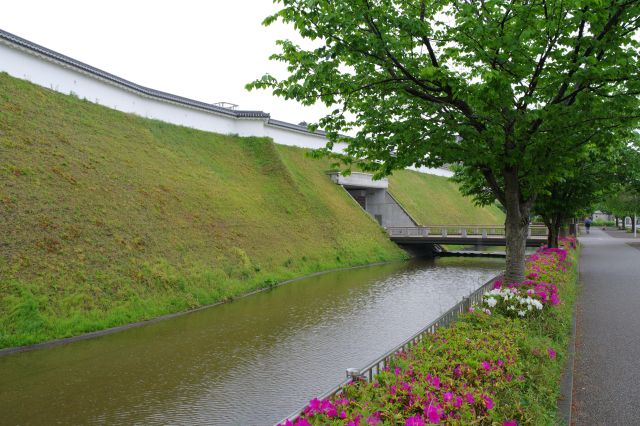橋の方へ向かいます。