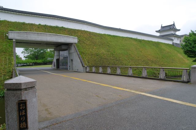 おほり橋の先は土塁を貫く独特の構造です。