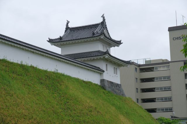 南側には富士見櫓が立ちます。