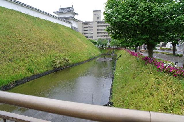 南側に続く堀と土塁と塀。