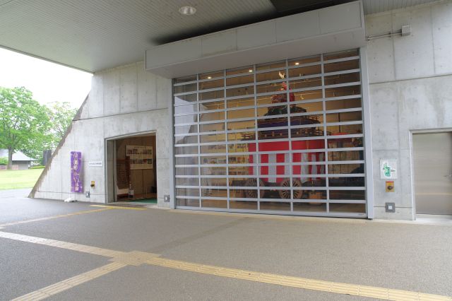 右側には神輿が展示されています。