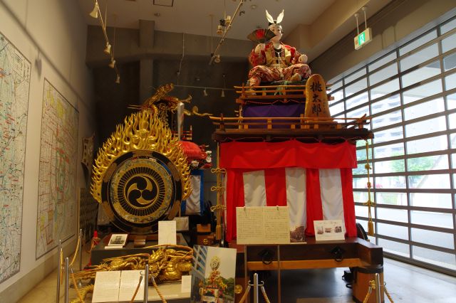 展示されている神輿など。