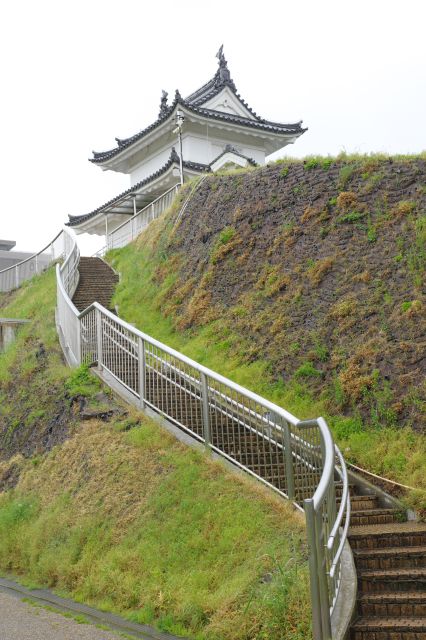 土塁には清明台へ登る階段があります。
