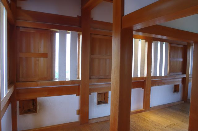 格子窓と狭間もあります。