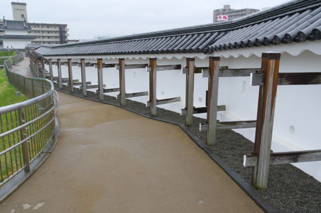 櫓同士に続く塀も再建されたものです。ここにも狭間があります。