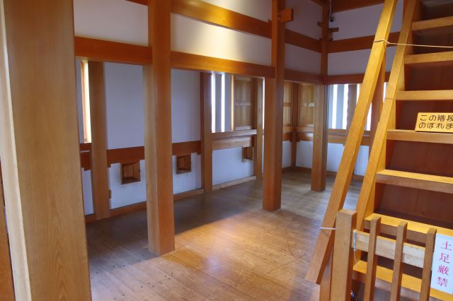 こちらも再建された同じような雰囲気です。