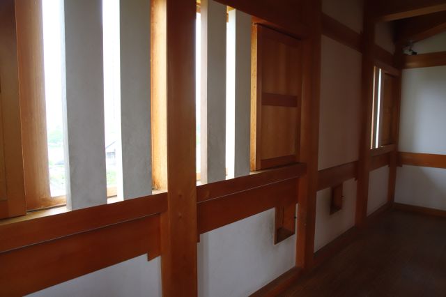 格子窓と狭間。