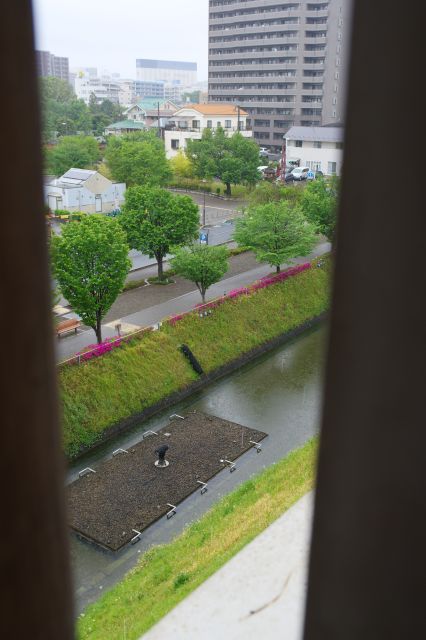 狭間から望む堀。