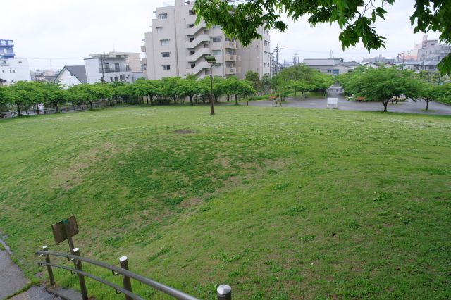 南側の曲輪に出ます。