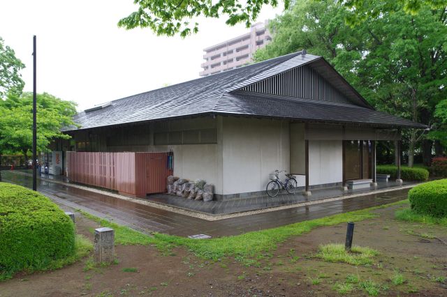 清明館の裏手。