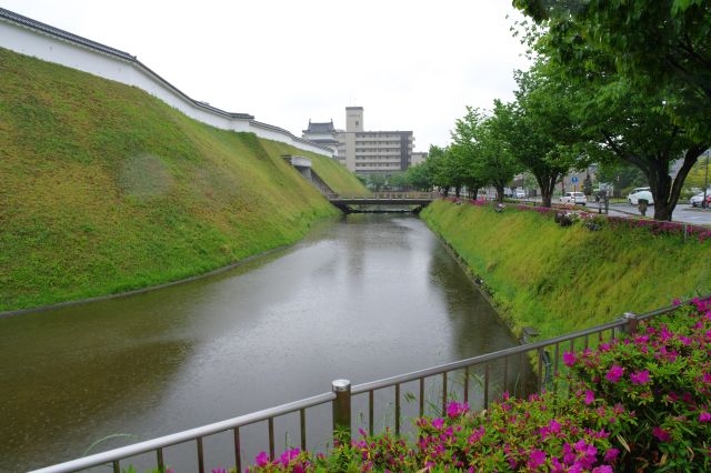 西側の堀、土塁と塀が続きます。