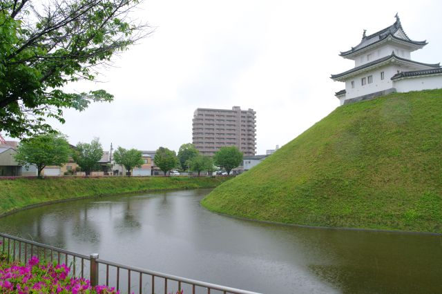 北西角の二の丸広場、カーブした堀があります。