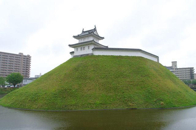 市街地中心部にある城跡、土塁に清明台が立ちます。
