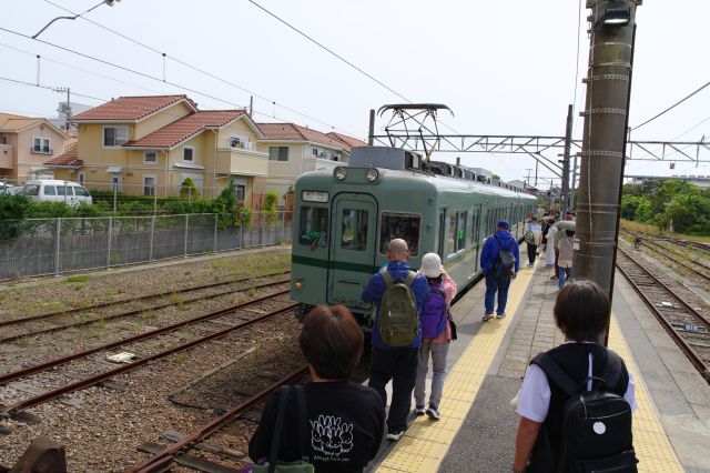 その先に2番線側を切り欠いた銚子電鉄ホームがあります。列車が来ると撮影大会状態に。