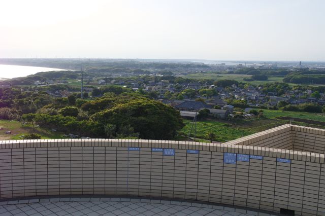 北西側、長かった水平線が切れて内陸方面、右に銚子駅。平均標高が低い千葉県らしく地平線も低い。