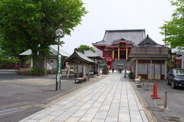 読経が聞こえ線香が香る境内です。
