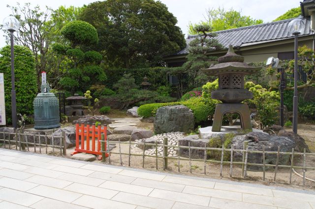 鐘楼横に庭園。