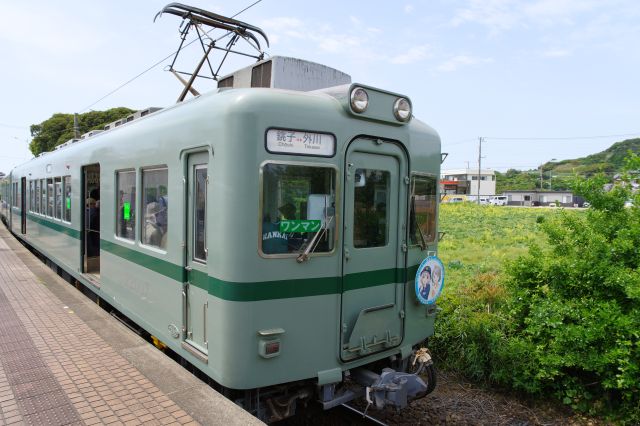 ホームは単式で向かいは畑が面しています。