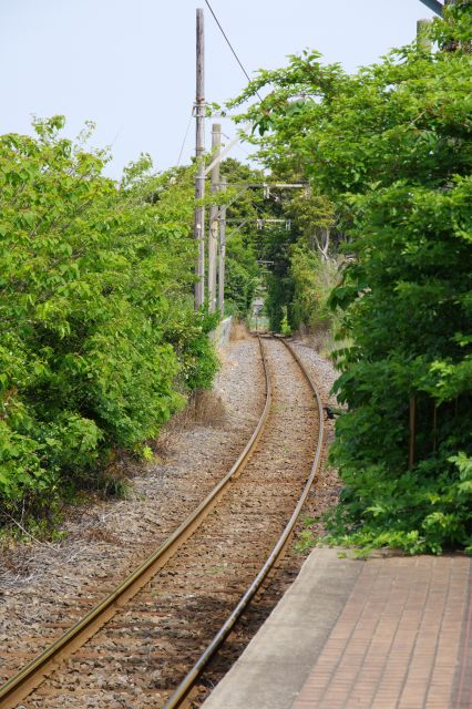銚子駅方面、緑に囲まれた傾斜する線路。