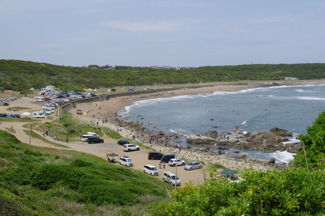 北側には君ヶ浜しおさい公園、緩やかに湾曲した砂浜です。。