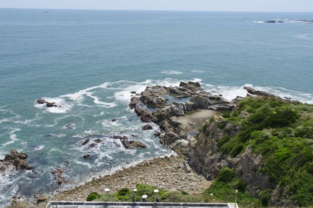足元には断崖の岩場と押し寄せる白波。波の音も聞こえます。