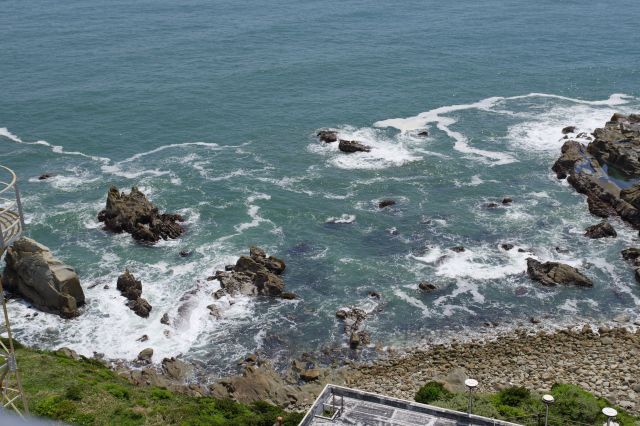 左の岩場は東映「荒磯に波」の撮影地。