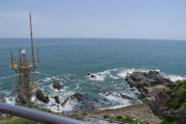 沖は広い水平線が続いています。