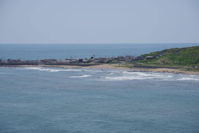 長崎海水浴場の砂浜と先端部の町並み。