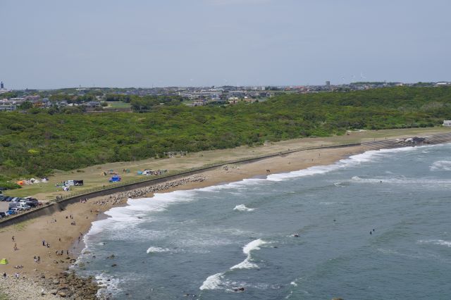 君ヶ浜に人が集まり憩う。