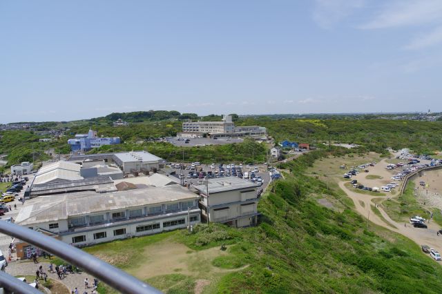 西側は海が見えない内陸側、緑の丘陵地形。