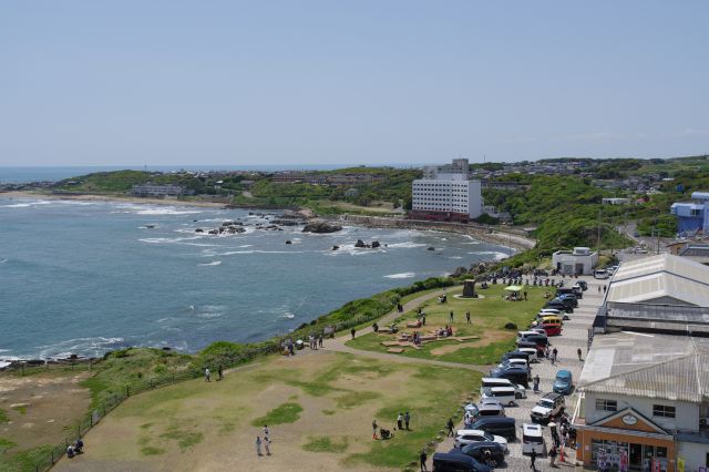 広場と南よりの海岸風景。水平線が見え始めます。