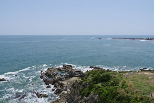 泡立つ波と海の風景。