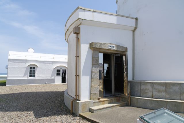 灯台の左右には展示室の入口。