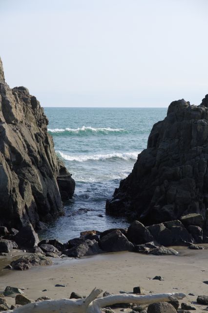 岩の間の狭い所に波が押し寄せ、海風が吹き波の音が聞こえます。