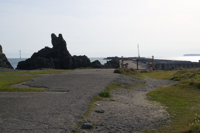 右側には防波堤(立ち入り禁止)。