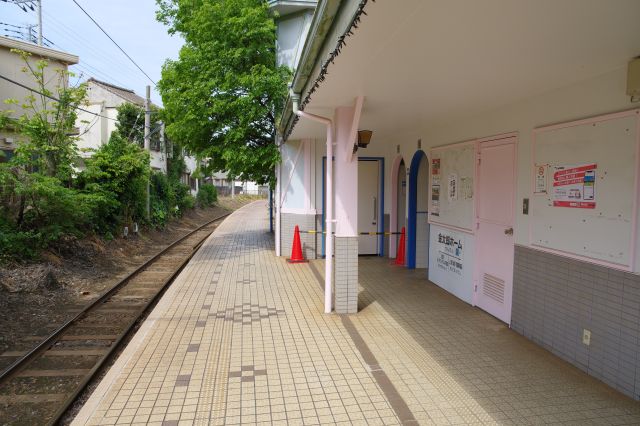 ホームにはお手洗いがあります。