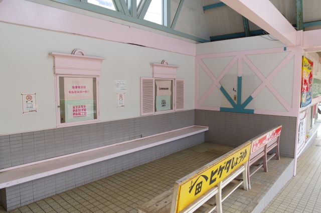 三角屋根の下にベンチがあります。
