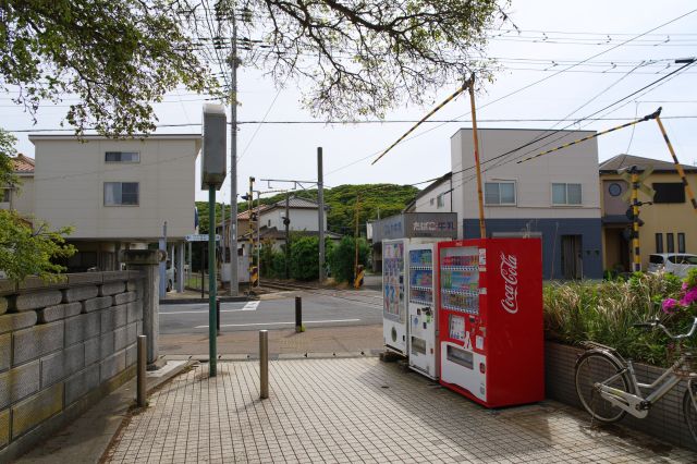 道路側に出ます。