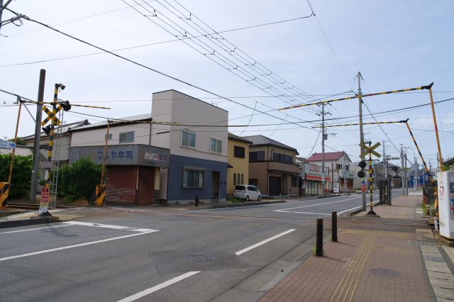 駅のすぐ横に踏切があります。