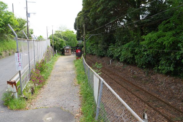 本銚子駅前へ、切通にある無人駅です。