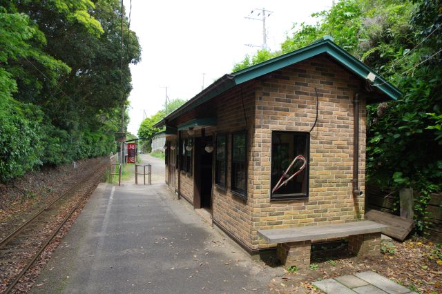 駅舎全体、外にもベンチがあります。