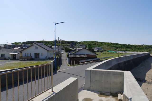 堤防上から見る内陸側。