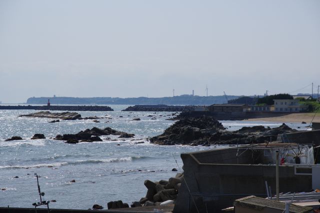 ダイナミックな地形と押し寄せる波。