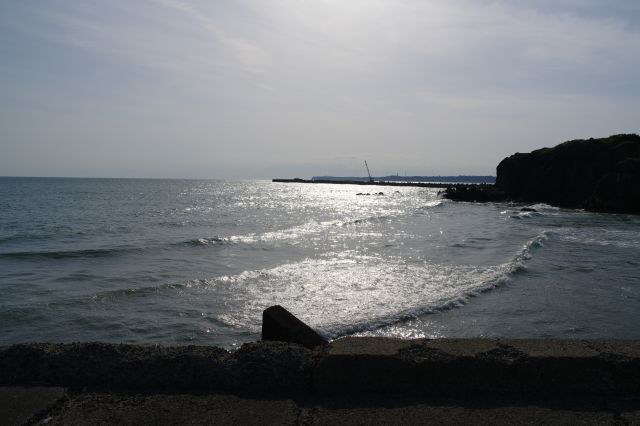 輝く海、押し寄せる波。