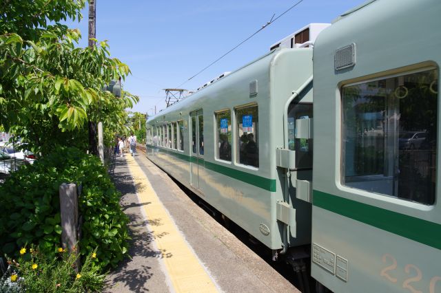 ここまで狭いホーム、撮影する人でしばらく賑わいます。