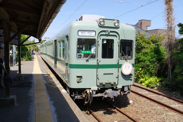 折り返し列車がそろそろ出発、ギリギリで乗車する人も。