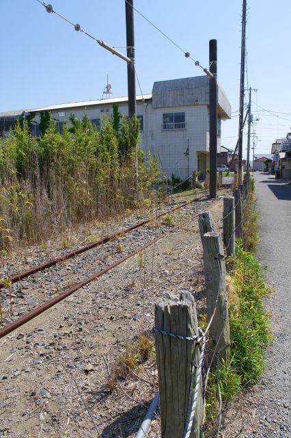 機回し線路はこの先は行き止まりです。周囲は漁港への町並みが続きます。