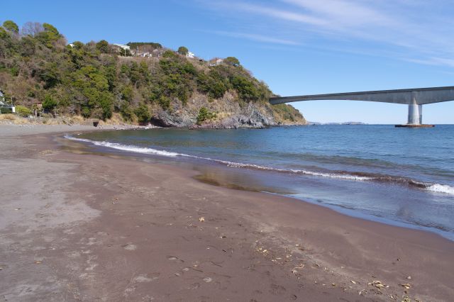 砂浜に押し寄せる波。