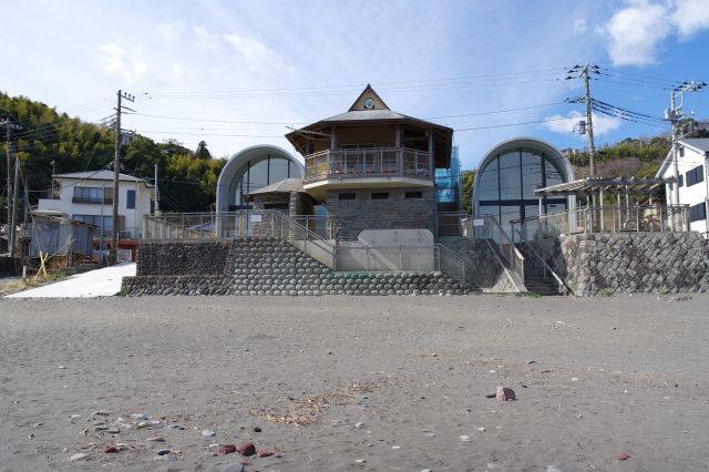 後ろには公衆トイレの建物。